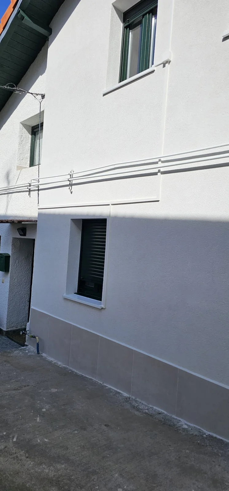 Fachada lateral de vivienda rehabilitada